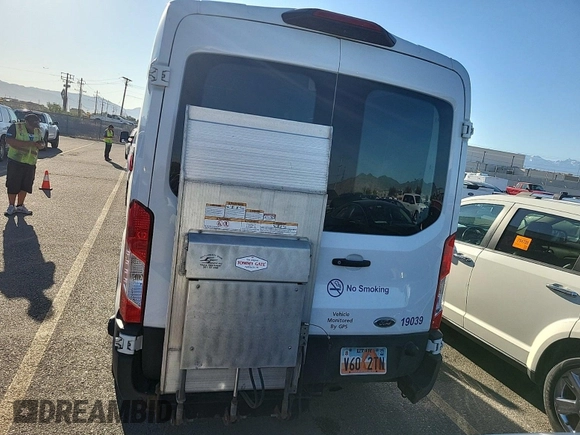 2019 Ford Transit z VIN 1FTYR2CG7KKA96911, wystawiony jako IAAI lot #42566551 z przebiegiem 207 807 mil mil oraz . Historia ofert i sprzedaży dostępna na DreamBid. Obrazek 10.