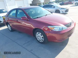 2004 Toyota Camry LE with VIN 4T1BE32KX4U272768, listed as a IAAI auction lot 42006421 with 204,386 mi miles. Bid and sale history available at carsss.com. Image 1.