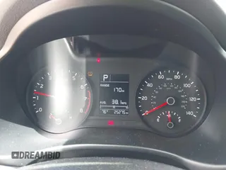 2023 Kia Rio S z VIN 3KPA24ADXPE613557, wystawiony jako IAAI lot #42198794 z przebiegiem 25 275 mil mil oraz . Historia ofert i sprzedaży dostępna na DreamBid. Obrazek 7.