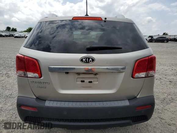 2013 Kia Sorento LX z VIN 5XYKT3A63DG400462, wystawiony jako Copart lot #57388925 z przebiegiem 304 354 mil mil oraz Szkoda całkowita • Salvage title. Historia ofert i sprzedaży dostępna na DreamBid. Obrazek 6.