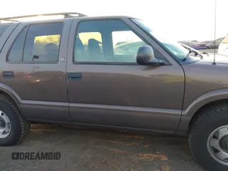 1998 GMC Jimmy SL with VIN 1GKCS13W1W2562133, listed as a IAAI auction lot 41159010 with 277,799 mi miles. Bid and sale history available at carsss.com. Image 13.
