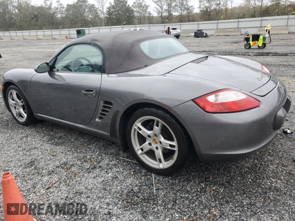 2007 Porsche Boxster z VIN WP0CA29857U711677, wystawiony jako Copart lot #79859924 z przebiegiem 83 123 mil mil oraz Szkoda całkowita • Salvage title. Historia ofert i sprzedaży dostępna na DreamBid. Obrazek 2.