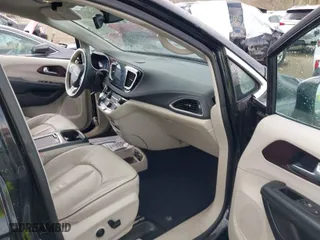 2017 Chrysler Pacifica Limited with VIN 2C4RC1GG0HR770093, listed as a IAAI auction lot 41876582 with 82,614 mi miles. Bid and sale history available at carsss.com. Image 5.