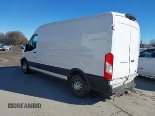 2022 Ford Transit Cargo z VIN 1FTBR2CG0NKA17606, wystawiony jako IAAI lot #41061434 z przebiegiem 64 062 mil mil oraz . Historia ofert i sprzedaży dostępna na DreamBid. Obrazek 3.
