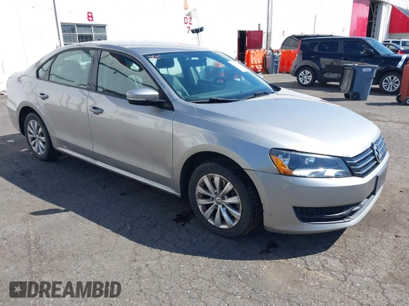 2014 Volkswagen Passat Wolfsburg Edition z VIN 1VWAT7A38EC075514, wystawiony jako IAAI lot #42032834 z przebiegiem 141 015 mil mil oraz . Historia ofert i sprzedaży dostępna na DreamBid. Obrazek 1.