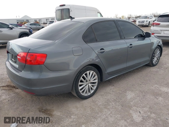 2011 Volkswagen Jetta SEL z VIN 3VWGX7AJ3BM328200, wystawiony jako IAAI lot #41768783 z przebiegiem 159 084 mil mil oraz . Historia ofert i sprzedaży dostępna na DreamBid. Obrazek 4.