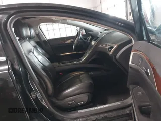 2013 Lincoln MKZ Hybrid z VIN 3LN6L2LU8DR818010, wystawiony jako IAAI lot #41363777 z przebiegiem 181 675 mil mil oraz . Historia ofert i sprzedaży dostępna na DreamBid. Obrazek 5.