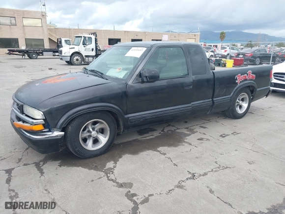 2000 Chevrolet S-10 LS with VIN 1GCCS19W5Y8161574, listed as a IAAI auction lot 41935197 with 255,231 mi miles. Bid and sale history available at carsss.com. Image 20.