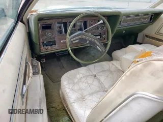 1975 Lincoln Continental z VIN 5Y89A889209, wystawiony jako Copart lot #64262235 z przebiegiem 86 783 mil mil oraz Czysty tytuł • Clean title. Historia ofert i sprzedaży dostępna na DreamBid. Obrazek 8.