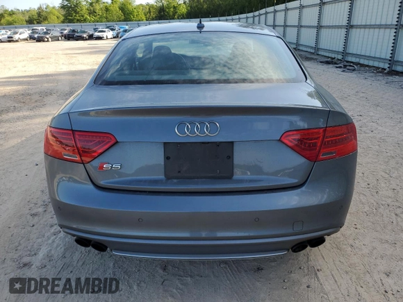 2013 Audi S5 Prestige z VIN WAUVGAFR9DA001304, wystawiony jako Copart lot #54165695 z przebiegiem 106 571 mil mil oraz Szkody całkowita. Historia ofert i sprzedaży dostępna na DreamBid. Obrazek 6.