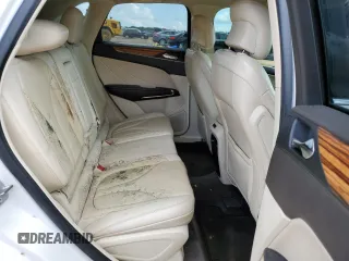 2015 Lincoln MKC z VIN 5LMCJ1A98FUJ18143, wystawiony jako Copart lot #56181915 z przebiegiem 105 933 mil mil oraz Szkody całkowita. Historia ofert i sprzedaży dostępna na DreamBid. Obrazek 11.