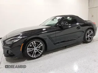 2025 BMW Z4 sDrive30i z VIN WBAHF3C03SWY44285, wystawiony jako Copart lot #55704055 z przebiegiem 6646 mil mil oraz Tytuł czysty. Historia ofert i sprzedaży dostępna na DreamBid. Obrazek 1.