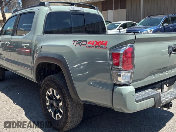 2023 Toyota Tacoma SR5 z VIN 3TMAZ5CN3PM210839, wystawiony jako Copart lot #56557005 z przebiegiem 17 767 mil mil oraz Czysty tytuł • Clean title. Historia ofert i sprzedaży dostępna na DreamBid. Obrazek 3.