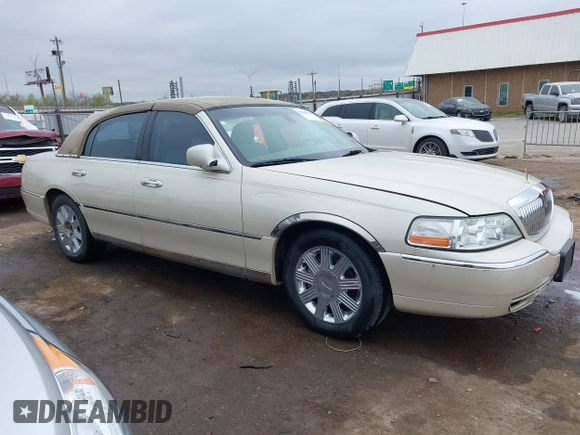 2003 Lincoln Town Car Cartier z VIN 1LNHM83W03Y656352, wystawiony jako IAAI lot #41898985 z przebiegiem 112 712 mil mil oraz . Historia ofert i sprzedaży dostępna na DreamBid. Obrazek 13.