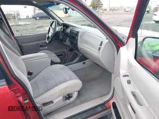 2000 Ford Explorer XLT z VIN 1FMZU83P3YZC64612, wystawiony jako IAAI lot #41640849 z przebiegiem 155 318 mil mil oraz . Historia ofert i sprzedaży dostępna na DreamBid. Obrazek 5.