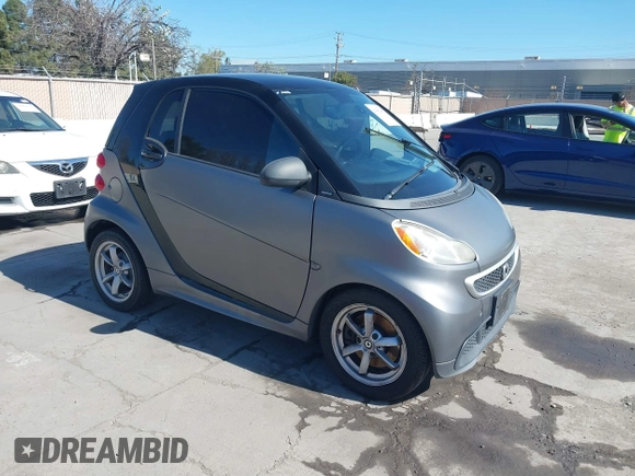 2014 Smart fortwo Pure z VIN WMEEJ3BA1EK779450, wystawiony jako IAAI lot #41882982 z przebiegiem 121 802 mil mil oraz . Historia ofert i sprzedaży dostępna na DreamBid. Obrazek 1.