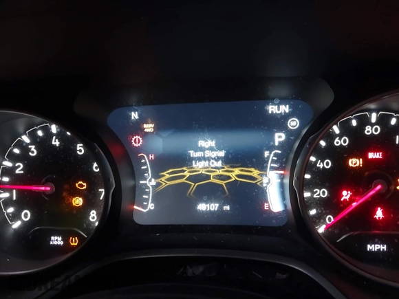 2019 Jeep Compass Latitude z VIN 3C4NJDBB3KT828901, wystawiony jako IAAI lot #41873087 z przebiegiem 49 107 mil mil oraz . Historia ofert i sprzedaży dostępna na DreamBid. Obrazek 7.