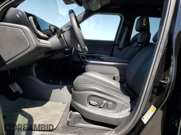2023 Rivian R1T Adventure z VIN 7FCTGBAA6PN029702, wystawiony jako Copart lot #49833425 z przebiegiem 6608 mil mil oraz Szkody całkowita. Historia ofert i sprzedaży dostępna na DreamBid. Obrazek 7.