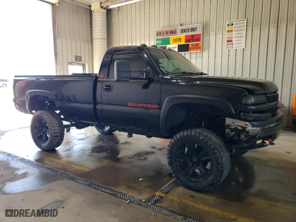 2000 Chevrolet Silverado 1500 LS with VIN 1GCEK14TXYE160749, listed as a Copart auction lot 48418275 with 221,098 mi miles and Salvage Title. Bid and sale history available at carsss.com. Image 4.
