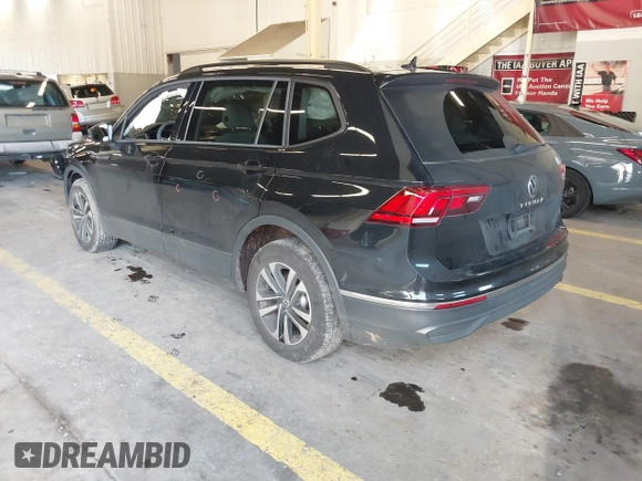 2023 Volkswagen Tiguan S z VIN 3VVRB7AX6PM069001, wystawiony jako IAAI lot #41193316 z przebiegiem 21 586 mil mil oraz . Historia ofert i sprzedaży dostępna na DreamBid. Obrazek 3.