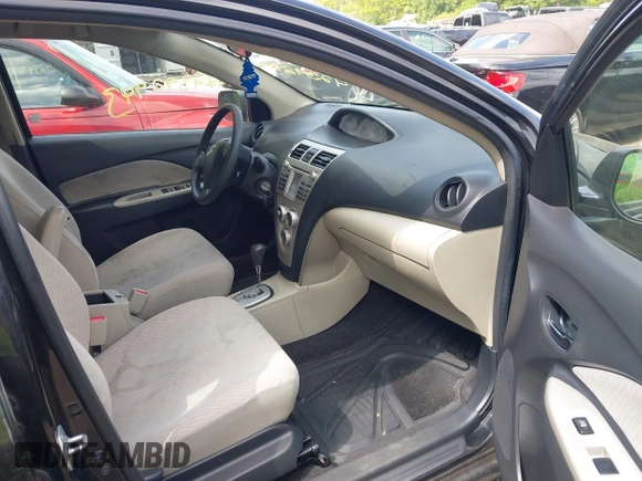 2008 Toyota Yaris z VIN JTDBT923784023369, wystawiony jako IAAI lot #42392943 z przebiegiem 202 679 mil mil oraz . Historia ofert i sprzedaży dostępna na DreamBid. Obrazek 5.