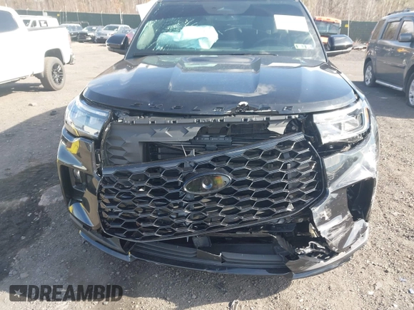 2025 Ford Explorer ST-Line z VIN 1FMUK8KH7SGA60005, wystawiony jako IAAI lot #42098791 z przebiegiem 1 830 mil mil oraz . Historia ofert i sprzedaży dostępna na DreamBid. Obrazek 6.