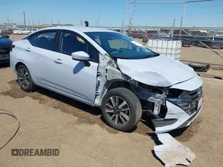 2024 Nissan Versa SV z VIN 3N1CN8EV0RL915337, wystawiony jako IAAI lot #41937970 z przebiegiem 3 979 mil mil oraz . Historia ofert i sprzedaży dostępna na DreamBid. Obrazek 1.