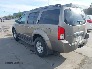 2005 Nissan Pathfinder SE z VIN 5N1AR18W95C765573, wystawiony jako IAAI lot #41732127 z przebiegiem 294 980 mil mil oraz . Historia ofert i sprzedaży dostępna na DreamBid. Obrazek 3.