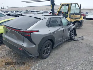 2024 Toyota bZ4X XLE z VIN JTMAAAAA4RA042628, wystawiony jako IAAI lot #41801949 z przebiegiem 10 279 mil mil oraz . Historia ofert i sprzedaży dostępna na DreamBid. Obrazek 4.