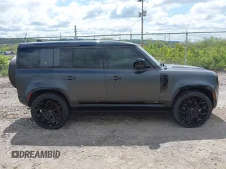2024 Land Rover Defender Carpathian Edition z VIN SALEWEEE4R2246274, wystawiony jako IAAI lot #42209180 z przebiegiem 14 471 mil mil oraz . Historia ofert i sprzedaży dostępna na DreamBid. Obrazek 14.