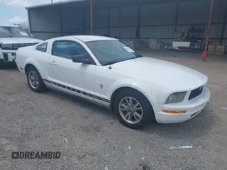 2005 Ford Mustang Deluxe z VIN 1ZVFT80N455143715, wystawiony jako IAAI lot #42439492 z przebiegiem 131 102 mil mil oraz . Historia ofert i sprzedaży dostępna na DreamBid. Obrazek 1.