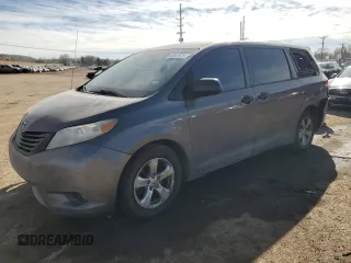 2013 Toyota Sienna L z VIN 5TDZK3DCXDS322283, wystawiony jako Copart lot #43822525 z przebiegiem 151 341 mil mil oraz Szkoda całkowita • Salvage title. Historia ofert i sprzedaży dostępna na DreamBid. Obrazek 1.