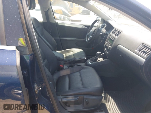 2014 Volkswagen Jetta SE z VIN 3VWD17AJ1EM303577, wystawiony jako IAAI lot #42436160 z przebiegiem 113 086 mil mil oraz . Historia ofert i sprzedaży dostępna na DreamBid. Obrazek 5.