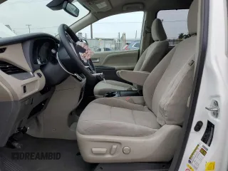 2019 Toyota Sienna LE Auto Access Seat z VIN 5TDKZ3DC2KS004815, wystawiony jako Copart lot #63492255 z przebiegiem 131 212 mil mil oraz Szkoda całkowita • Salvage title. Historia ofert i sprzedaży dostępna na DreamBid. Obrazek 7.