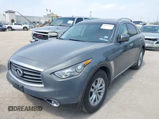 2015 Infiniti QX70 z VIN JN8CS1MU7FM380583, wystawiony jako IAAI lot #41937766 z przebiegiem 144 618 mil mil oraz . Historia ofert i sprzedaży dostępna na DreamBid. Obrazek 2.