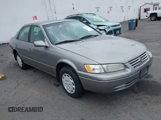 1999 Toyota Camry LE z VIN 4T1BG22KXXU533048, wystawiony jako IAAI lot #42328934 z przebiegiem 128 799 mil mil oraz . Historia ofert i sprzedaży dostępna na DreamBid. Obrazek 1.