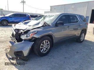 2018 Chevrolet Traverse LS z VIN 1GNERFKWXJJ206834, wystawiony jako Copart lot #59115525 z przebiegiem Nie podano mil oraz Szkoda całkowita • Salvage title. Historia ofert i sprzedaży dostępna na DreamBid. Obrazek 1.