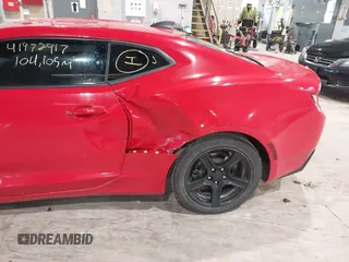 2018 Chevrolet Camaro 1LT z VIN 1G1FB1RS1J0110368, wystawiony jako IAAI lot #41972917 z przebiegiem 104 105 mil mil oraz . Historia ofert i sprzedaży dostępna na DreamBid. Obrazek 6.