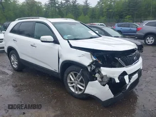 2015 Kia Sorento LX z VIN 5XYKTDA6XFG556345, wystawiony jako IAAI lot #42301860 z przebiegiem 207 272 mil mil oraz . Historia ofert i sprzedaży dostępna na DreamBid. Obrazek 1.