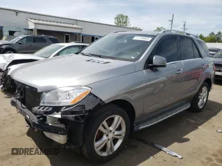 2013 Mercedes-Benz M 350 z VIN 4JGDA5HB2DA238266, wystawiony jako Copart lot #57130655 z przebiegiem 238 638 mil mil oraz Szkoda całkowita • Salvage title. Historia ofert i sprzedaży dostępna na DreamBid. Obrazek 1.