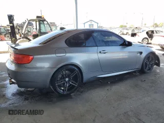 2013 BMW M3 z VIN WBSKG9C56DJ593159, wystawiony jako Copart lot #53714404 z przebiegiem 85 198 mil mil oraz Szkody całkowita. Historia ofert i sprzedaży dostępna na DreamBid. Obrazek 3.