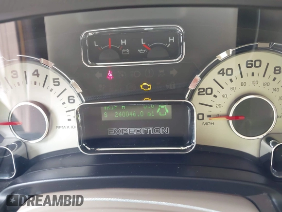 2013 Ford Expedition XLT с VIN 1FMJU1J54DEF31876, выставлен на аукционе IAAI как лот 42512937 с пробегом 240 046 миль миль и . История ставок и продаж доступна на DreamBid. Изображение 7.