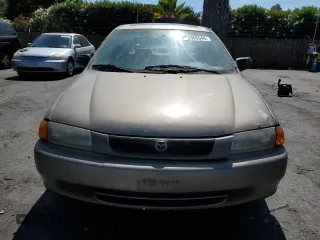 1998 Mazda Protege DX z VIN JM1BC1414W0203670, wystawiony jako Copart lot #62966544 z przebiegiem 249 405 mil mil oraz Szkoda całkowita • Salvage title. Historia ofert i sprzedaży dostępna na DreamBid. Obrazek 5.