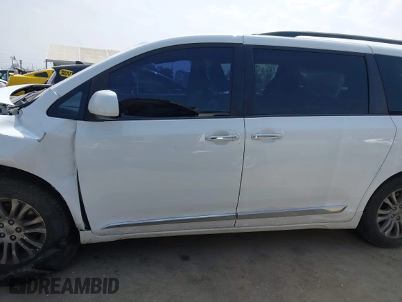 2014 Toyota Sienna XLE z VIN 5TDYK3DC7ES461445, wystawiony jako IAAI lot #42003360 z przebiegiem 153 404 mil mil oraz . Historia ofert i sprzedaży dostępna na DreamBid. Obrazek 15.