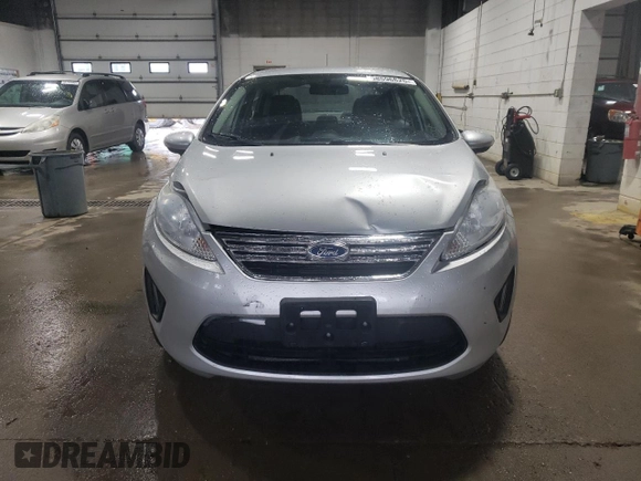 2013 Ford Fiesta SE z VIN 3FADP4BJ8DM220456, wystawiony jako Copart lot #58596825 z przebiegiem 115 933 mil mil oraz Szkoda całkowita • Salvage title. Historia ofert i sprzedaży dostępna na DreamBid. Obrazek 5.