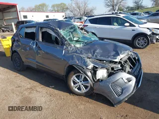 2022 Nissan Kicks S z VIN 3N1CP5BV2NL498598, wystawiony jako IAAI lot #42085165 z przebiegiem 49 872 mil mil oraz . Historia ofert i sprzedaży dostępna na DreamBid. Obrazek 1.