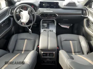 2025 Mazda CX-70 S Premium z VIN JM3KJDHC7S1106381, wystawiony jako Copart lot #83061874 z przebiegiem 783 mil mil oraz Szkody całkowita. Historia ofert i sprzedaży dostępna na DreamBid. Obrazek 8.