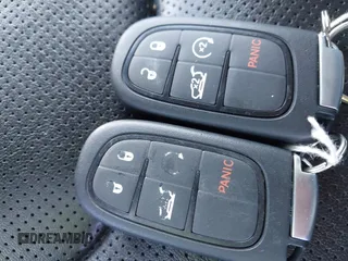 2022 Jeep Cherokee Trailhawk z VIN 1C4PJMBX5ND553336, wystawiony jako IAAI lot #41930991 z przebiegiem 40 832 mil mil oraz . Historia ofert i sprzedaży dostępna na DreamBid. Obrazek 11.