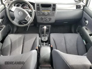 2009 Nissan Versa S z VIN 3N1BC13E89L383363, wystawiony jako Copart lot #72003164 z przebiegiem 104 953 mil mil oraz Szkoda całkowita • Salvage title. Historia ofert i sprzedaży dostępna na DreamBid. Obrazek 8.