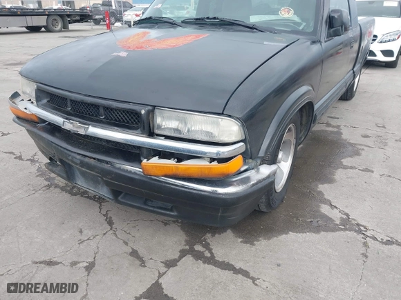 2000 Chevrolet S-10 LS with VIN 1GCCS19W5Y8161574, listed as a IAAI auction lot 41935197 with 255,231 mi miles. Bid and sale history available at carsss.com. Image 18.